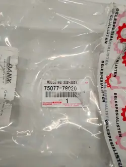 OEM 75077-78020 Rechte Hecktürleiste für Lexus NX II