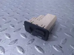 Tomada USB Subaru OEM 86257FJ000 - Peça usada