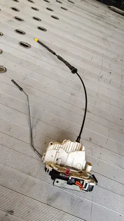 Vänster framdörrslås JEEP GRAND CHEROKEE WK2 P68250661AC