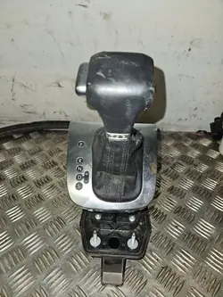 Skoda Octavia Mk2 Vaihteenvalitsin OEM 5K1713025D - Käytetty