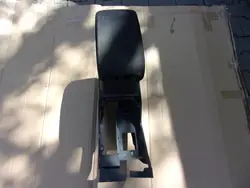 Mitsubishi OEM 8011A083 keskikonsolin käsinoja