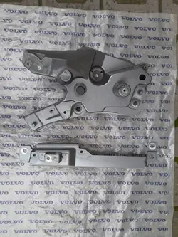 Volvo XC60 skärm fäste vänster höger 31424579 31424578