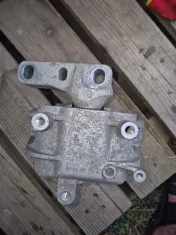 Moottorin tuki OEM 1k0199262CZ - Käytetty VW osa