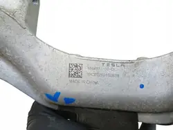 Framvänster stötdämparfäste OEM 1044371-00-D Tesla Model 3