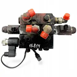 Distribuidor hidráulico Volvo OEM 77700988 - Usado