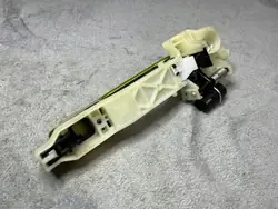 Kia OEM 83665-B2000 Asa Puerta Derecha Montaje