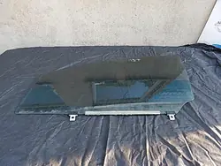 Moldura da porta dianteira esquerda Toyota Avensis T27 T29 08-18 OEM 67664-05010