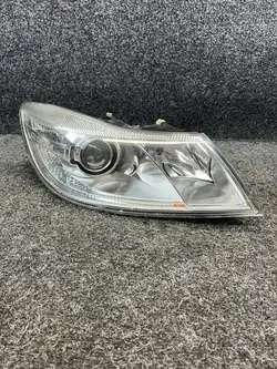 Oikea Etu Bi-Xenon Lamppu Skoda Octavia II Lift 1Z1941016G