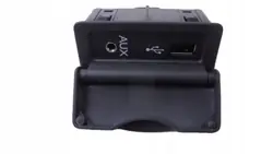 Enchufe USB AUX Renault OEM 280230002R - Usado