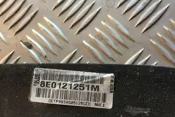 Radiateur d'eau AUDI A4 2.0L essence 2007 OEM 8E0121251M