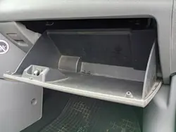 Mazda 2 II 03-07 Matkustajan hansikaslokero OEM MM-0303-22