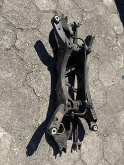 Traverse arrière Mazda OEM KD31826 - Occasion