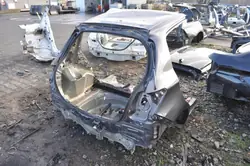 Toyota Yaris III 2018 Para-lamas traseiro quarto OEM DUP.