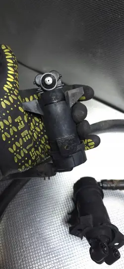 Audi A4 B7 Etuvalon Pesusuuttimet OEM 8E0955102E