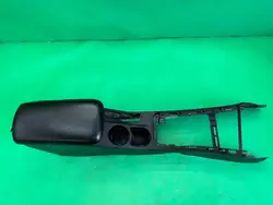 Kia OE keskikonsolin käsinoja mukitelineellä