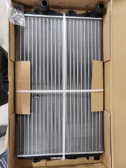 Radiador de agua 1K0121251AA VW Golf V 1.9TDI