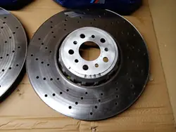 BMW M5 F90 etujarrutuslevyt ja -puristimet OEM