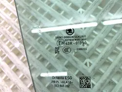 Vidro dianteiro direito usado OEM 5E3845202 Skoda Octavia IV