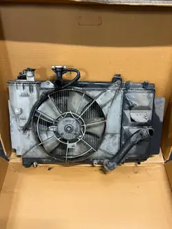 Toyota Yaris Verso I 1.4 D4D Kylare Fläkt Hölje Set OEM Mefjuu