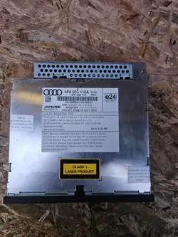 Audi A6 C6 CD-vaihtaja OEM 4F0035110A - Käytetty