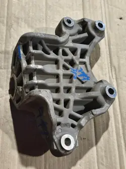 Jeep Wrangler JL Moottorin Kiinnike OEM 68271532AB