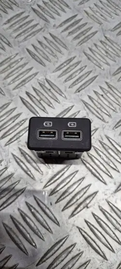OEM 9827093777 USB-port för Peugeot 508 II
