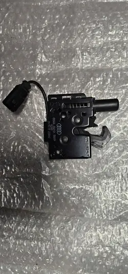 OEM 8S0823509 Audi TT konepellinlukko - Käytetty Audi OE