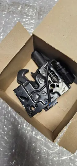 OEM 8S0823509 Audi TT motorhuvelås - Begagnad Audi OE