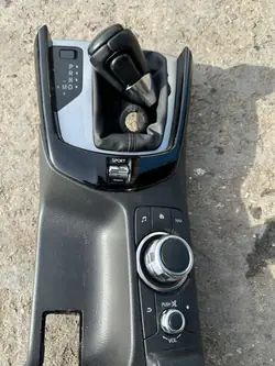Apoio de braço consola central Mazda CX-3 OEM D09W-64431