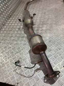 Silencieux central OEM PK17129 pour Toyota Yaris IV 1.5 Hybride