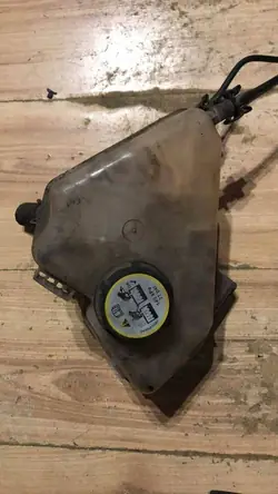 Expansionsbehållare Ford Fiesta MK7 1.6 TDCi