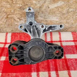 Moottorin kiinnike OEM 11284 5638 R Renaultille