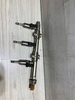 Kraftstoffrail Einspritzdüsen Set 04C133320F Skoda Octavia Mk3