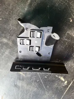 Skoda moottorinohjausyksikön kiinnike OEM 5Q0906507F