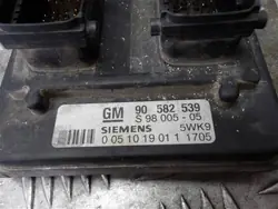 Moottorinohjainyksikkö OEM 90582539 Opel Zafira A 1.8