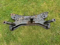 Travesaño suspensión delantera Suzuki Swift IV OEM