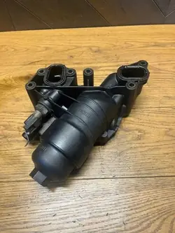 Öljynsuodattimen kiinnike OEM 70375888 Nissan Qashqai