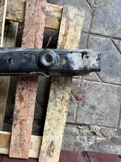 OEM Getriebestützbalken für Nissan Navara D22