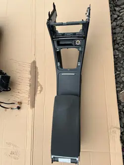 Keskikäytävän käsinoja OEM 3C0864207 VW Passat B6