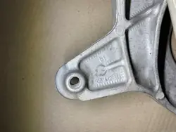 Porsche Macan 95B412384 Oikea Jousituskiinnike OEM
