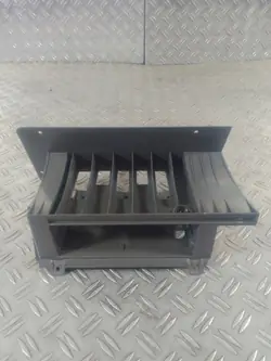 Radion kiinnike OEM 7C1858018 - Käytetty