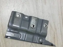 Etumainen oikea lokasuoja-kiinnike OEM 641C02539R