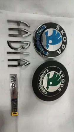 Emblema Skoda 1U0853621C