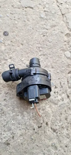 Mercedes Vesipumppu OEM A2048350364 Käytetty