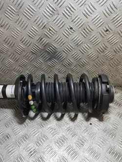 Vasen etulokasuoja OEM 311863 Volkswagen Caddy 3:lle