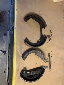Opel Commodore A bakre bromsbackar OEM 1028