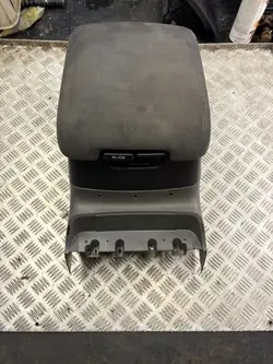 Reposabrazos Mitsubishi Pajero III OEM 00-06R - Usado
