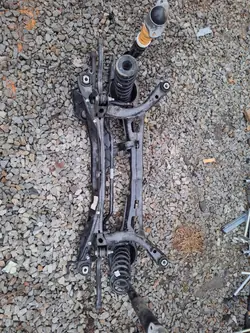 Soporte Suspensión Trasera OEM 3Q0505235AH - Usado
