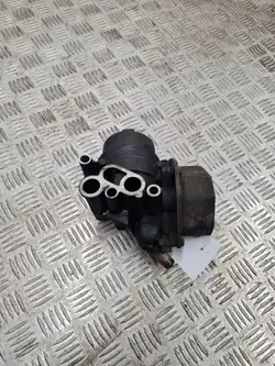Öljysuodattimen kiinnike OEM 6C106B624AC Peugeot Boxerille