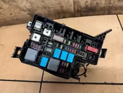 Sulakekotelo OEM 8266242601 Toyota RAV4 IV 2.5 Hybridille